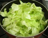 A picture of step 3 of Cabbage-filled Chinese Soup.