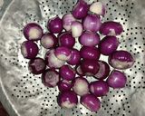 A picture of step 1 of Baby onions in vinegar.
