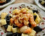 Foto del paso 3 de la receta: Calamarata con vieiras y langostinos al ajillo