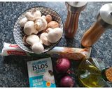 Une image de l'étape 1 de Tarte fine champignons oignons rouges.