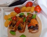 Foto del passaggio 4 della ricetta Crostini con melanzane e pomodorini