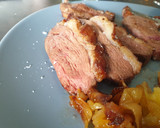 Foto del paso 10 de la receta: Magret de pato con cebolla caramelizada y compota de manzana