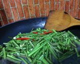 รูปขั้นตอนการทำที่ 4 ของ ผัดผักบุ้งหมูกรอบ