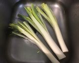 Une image de l'étape 2 de Poireaux vinaigrette marinés sauce câpres et feta.