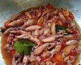 Foto langkah ke 3 dari resep Oseng cumi asin pedas.