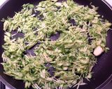 Foto del passaggio 4 della ricetta Mafalde con pesce persico, crema di peperoni, e zucchine grattugiate