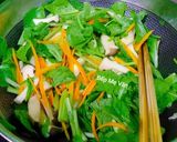 Hình bước làm 4 của món Mì xào tôm rau củ và nấm đùi gà