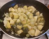 Foto del passaggio 2 della ricetta Conchigliette con carciofi, patate e piselli