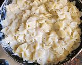 A picture of step 5 of White sauce farfalle pasta.