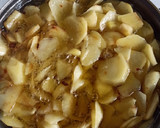 Foto del paso 2 de la receta: Tortilla de patata con jamón y queso y cebolla caramelizada