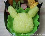 A picture of step 7 of Pokemon Character Bento - Pikachu Onigiri.