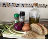 Foto del paso 1 de la receta: Huevos Touché! Tosta de huevos poché, sobre ajo puerro y cebolla morada