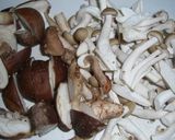 A picture of step 1 of Stir-fried Mushrooms with Nori Seaweed and Bonito Flakes.