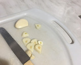 Foto del paso 2 de la receta: Gulas sobre huevos estrellados y patatas