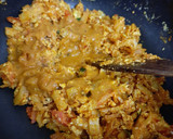 முட்டை கொத்து சப்பாத்தி(muttai kotthu chapati recipe in tamil) ரெசிபி ஸ்டேப் 4 புகைப்படம்