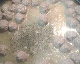A picture of step 1 of Green beans with meatballs.