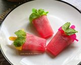 Gambar langkah 7 resipi Watermelon Popsicle.
