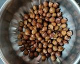 A picture of step 2 of Aloo chana bhel.