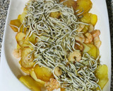 Foto del paso 6 de la receta: Anguriñas con gambas y huevo con base de patatas al ajo cabañil