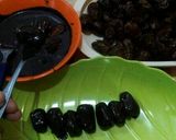 Foto langkah ke 3 dari resep Kurma selimut coklat isi kacang.