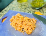 Foto del paso 1 de la receta: Timbal de salmón 🍣 🥑 🍅 🧅