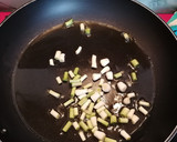 Foto del paso 1 de la receta: Revuelto de salmón y ajos tiernos