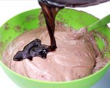 Foto langkah ke 4 dari resep Brownies Kukus Keju.