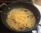 A picture of step 13 of Soup-Style Clam Vongole.