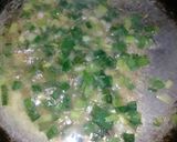 Foto del paso 4 de la receta: Pollo con crema al verdeo y papas