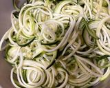 Foto del paso 1 de la receta Espaguetis de calabacín con ajo, tomates cherry y parmesano 🥒🍝