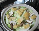 A picture of step 3 of Salted Mackerel and Chinese Cabbage Hot Pot.