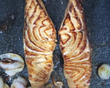 Foto del paso 3 de la receta: Salmón a la Plancha con Salsa de Soja, Mandarina y Miel con Chalotas