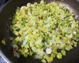 Foto del paso 1 de la receta: Puerros gratinados con huevos
