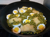 Bacalao con huevo y guisantes