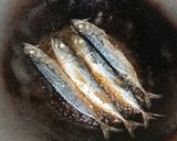 Foto langkah ke 1 dari resep Tumis Ikan Asin dan Tomat Hijau.