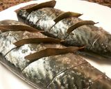 Foto del paso 2 de la receta Caballas a la plancha, a los aromas de laurel