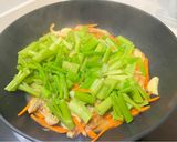 芹菜炒豆包的食譜步驟2照片