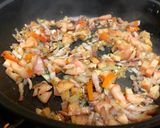 Hình bước làm 4 của món Lạ Miệng Với Bacon, Khoai Tây, Trứng, Phô Mai, Cà Chua và Các Loại Lá Thơm Của Ý