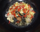 Foto langkah ke 3 dari resep Tumis kangkung kering.