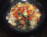 Foto langkah ke 3 dari resep Tumis kangkung kering.