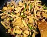รูปขั้นตอนการทำที่ 3 ของ ผัดทั้งใบ+ก้านอ่อนกระเพรา #Useeverypart Basil Stir Fried