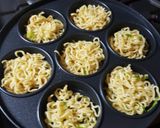 Foto langkah ke 7 dari resep 324. Omelet Mie Instan.