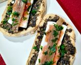 Foto del paso 3 de la receta: Tosta trufada con queso fresco, anchoa y mermelada de pétalos de rosa