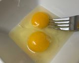 Foto del paso 1 de la receta: Huevo en caldo 🍳✨