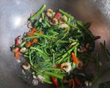 Foto langkah ke 3 dari resep Tumis Kangkung Udang.