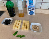 Foto del paso 1 de la receta: Aperitivo de queso y aceitunas negras (con vinagreta de albahaca)