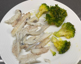 Foto del paso 3 de la receta: Pescadilla al vapor con alguna verdura
