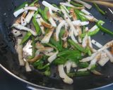 A picture of step 3 of Green Peppers, Chikuwa, and Shio-Kombu Stir-Fry.
