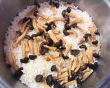 A picture of step 3 of Rice Cooked with Dried Shimeji Mushrooms.