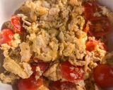 A picture of step 4 of Scrambled Eggs with Tomato, Ham and Cheese.